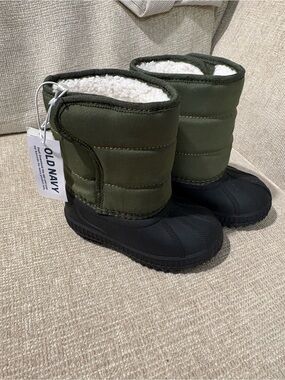 Old navy toddler green/black snow boots size 6 toddler NEW